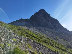 下山中の槍ヶ岳を見上げる